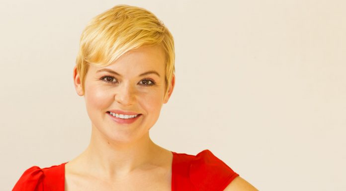 ‘GLOW’ actress talks new funny podcast about motherhood